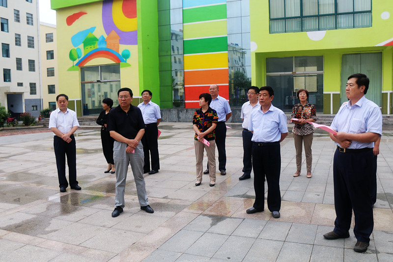 图3为蒙阴县人大常委会党组书记、第一副主任王士新（左二）带领视察组在县城晨曦园小区察看经适房项目_副本.jpg